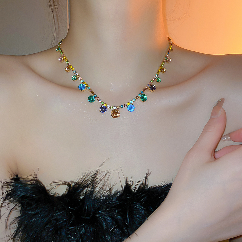 Farbenfrohe, mit Dopamin besetzte Diamanthalskette in Südkorea mit leicht luxuriösem Designgefühl. Die Schlüsselbeinkette ist_voghion.com