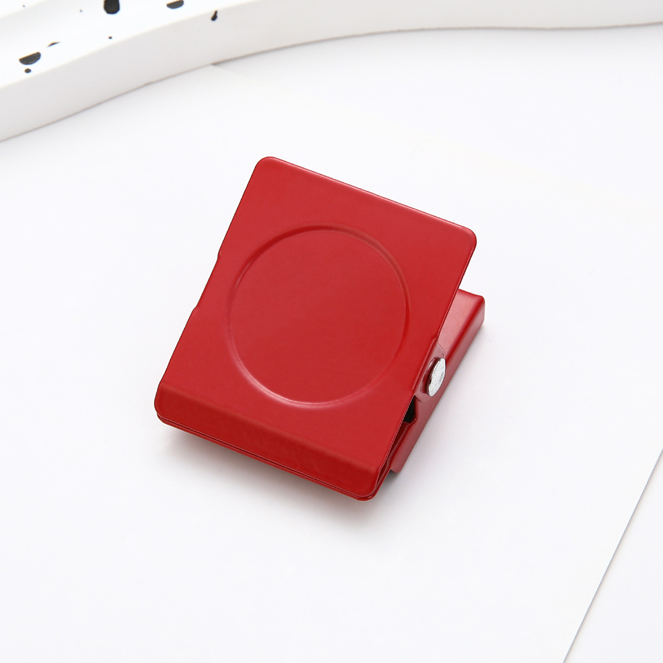 Nuevo clip de absorción magnética transfronteriza refrigerador pegado clip de imán clip de notas de color macarón sistema de metal refrigerador clip de mensajes de cocina