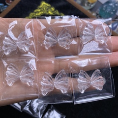 天然の白い水晶の蝶の翼の部品の両面の彫刻は左右の穴の結晶の透明なdiyのブレスレットのネックレスを打ちます。