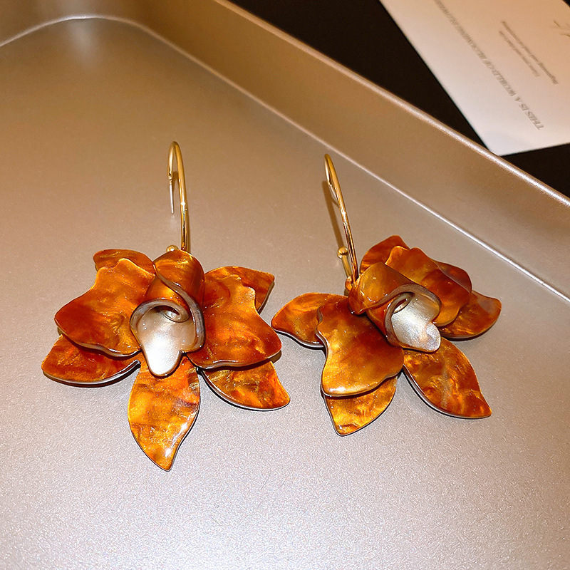 Pendientes de resina de flor de aguja de plata Pendientes de temperamento retro de nicho de alta gama Pendientes simples de diseño elegante al por mayor