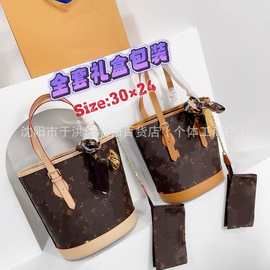 2024新款复古印花水桶包包女气质通勤百搭ins手提斜挎包大容量潮