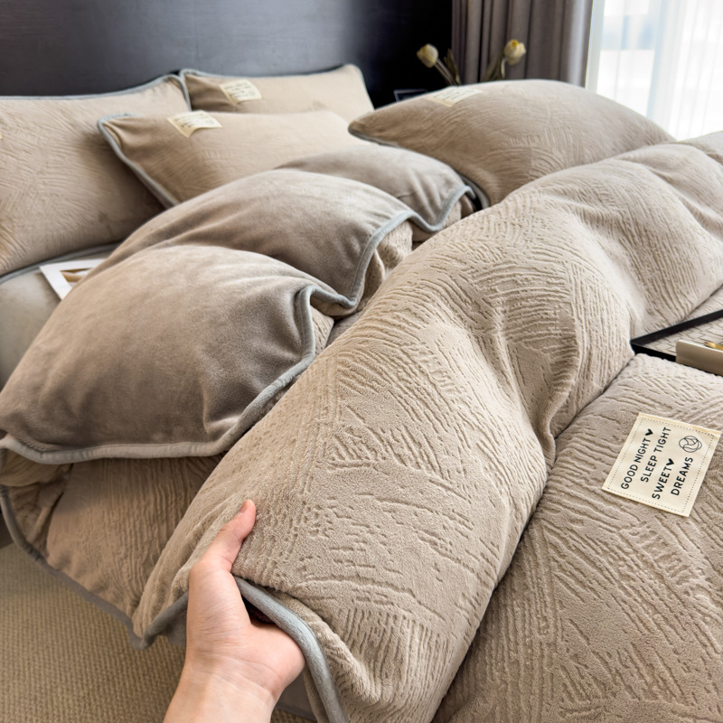 Juego de cama de terciopelo de leche de color sólido simple de cuatro piezas 2024 nuevo juego de sábanas de edredón de terciopelo de coral grueso de invierno de tres piezas