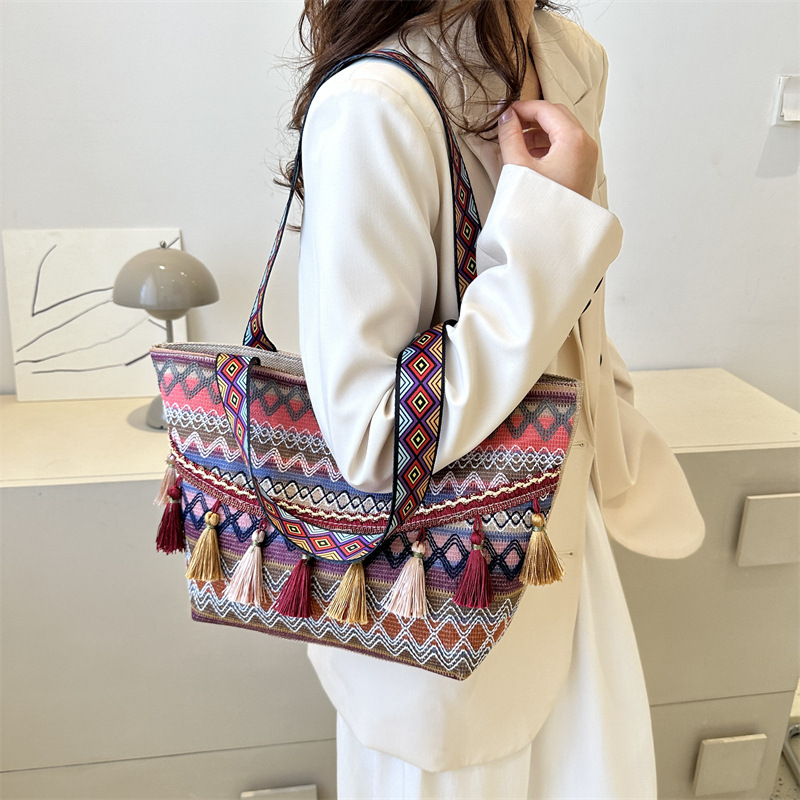 Demi-season one-shoulder bag for leisure