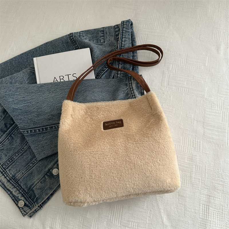 Bolso de felpa de moda de otoño e invierno para mujer 2025 casual todo-fósforo bolso de viaje de gran capacidad textura bolso de hombro