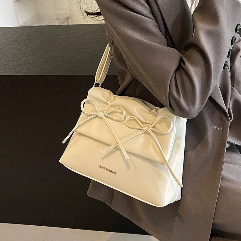 Capacious shoulder bag, one-shoulder bag with bow, western style
