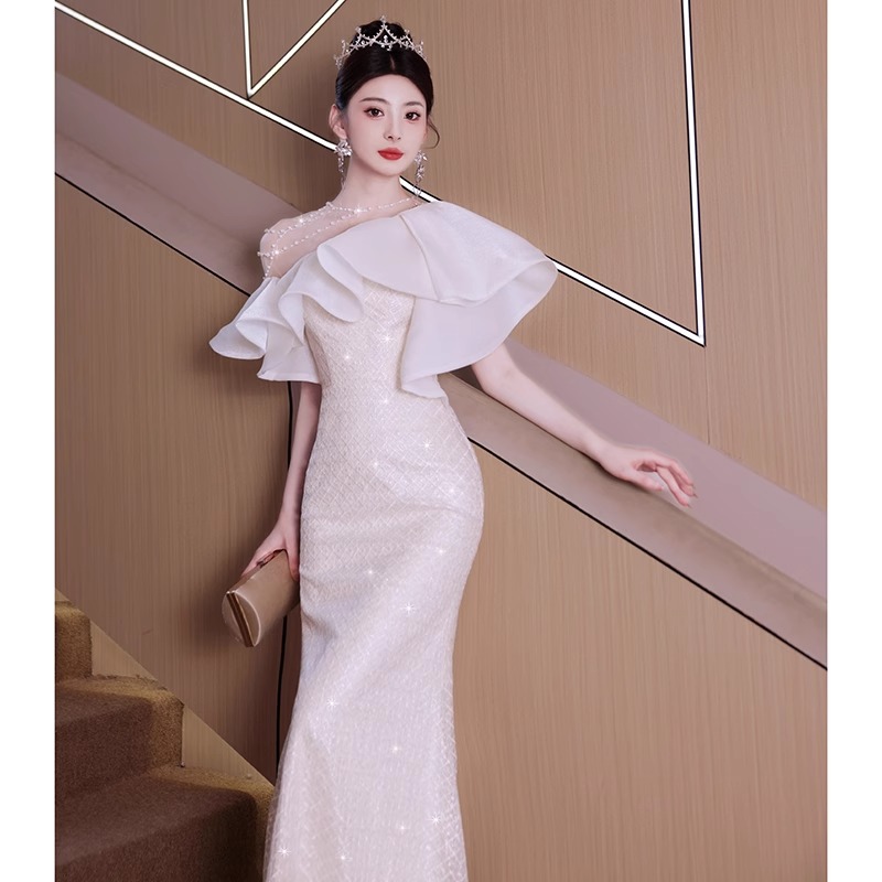 Tendencia vestido de noche mujer 2026 nueva moda industrial pesada hombro inclinado anfitrión vestido de cola de pescado francés para adultos