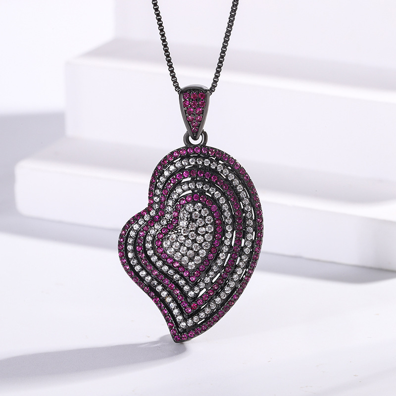 2024 nueva joyería Zhuang Shengsheng fondo de cobre chapado en oro simulación corindón rojo en forma de corazón diamante completo traje de oro negro mujer