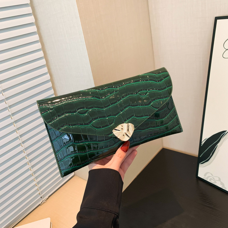 Diseño de nicho bolso de alta calidad para mujeres 2024 bolso de mano con patrón de cocodrilo de moda bolso de sobres de mujer bungee