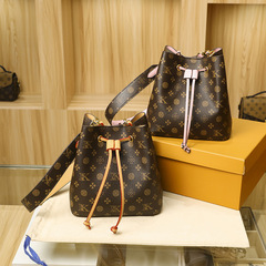 2023新款ins女包復古小眾印花高級水桶包軟皮抽帶百搭單肩斜挎包