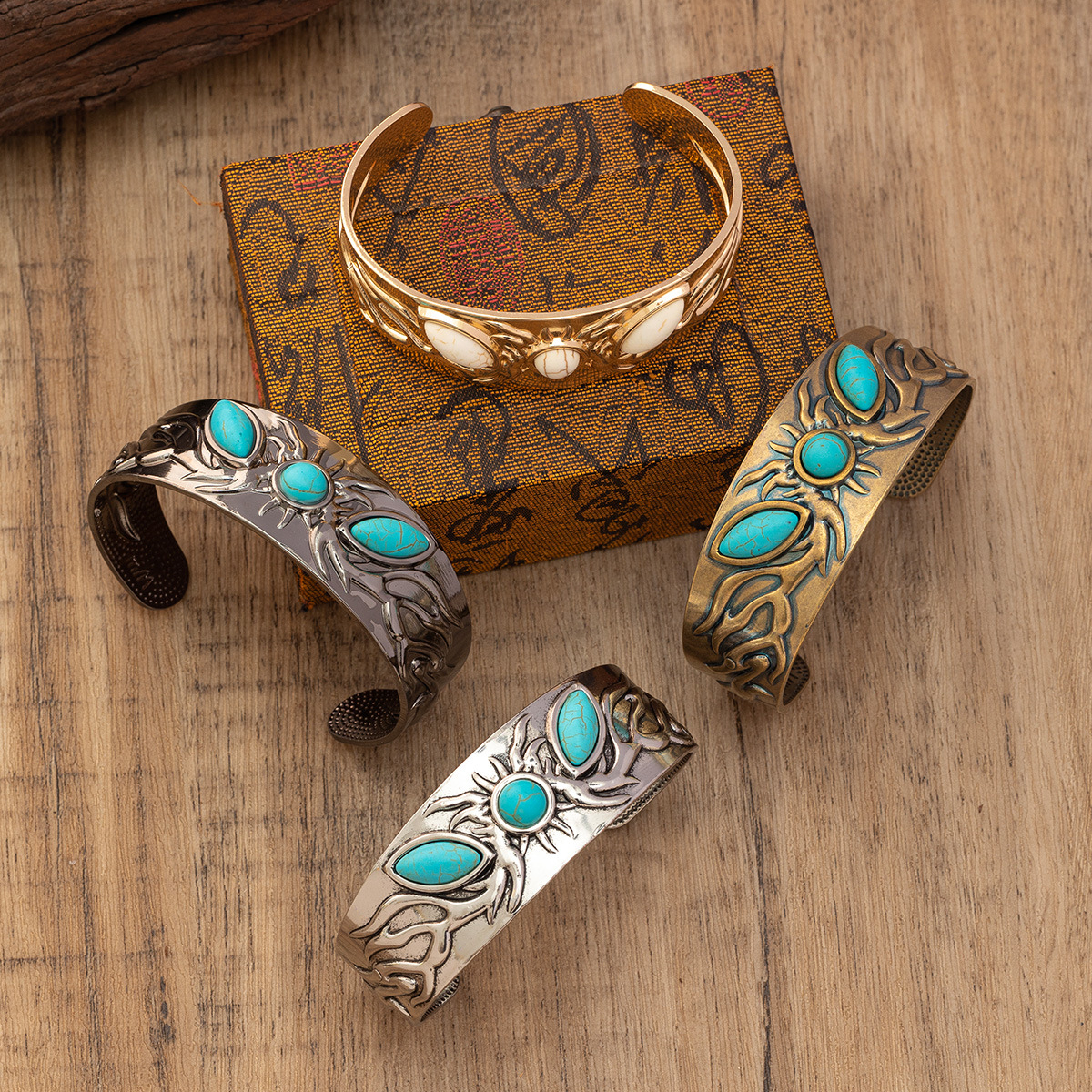 Joyería transfronteriza Vintage famoso estilo étnico pulsera abierta amplia superficie tallada exquisita textura con incrustaciones de turquesa pulsera