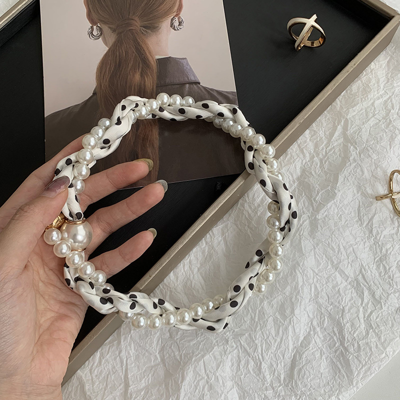 Pañuelo de seda con collar de perlas tortas Primavera y verano Nuevos productos Temperamento de moda Decoración multifuncional Pañuelo de seda con hebilla magnética para mujer