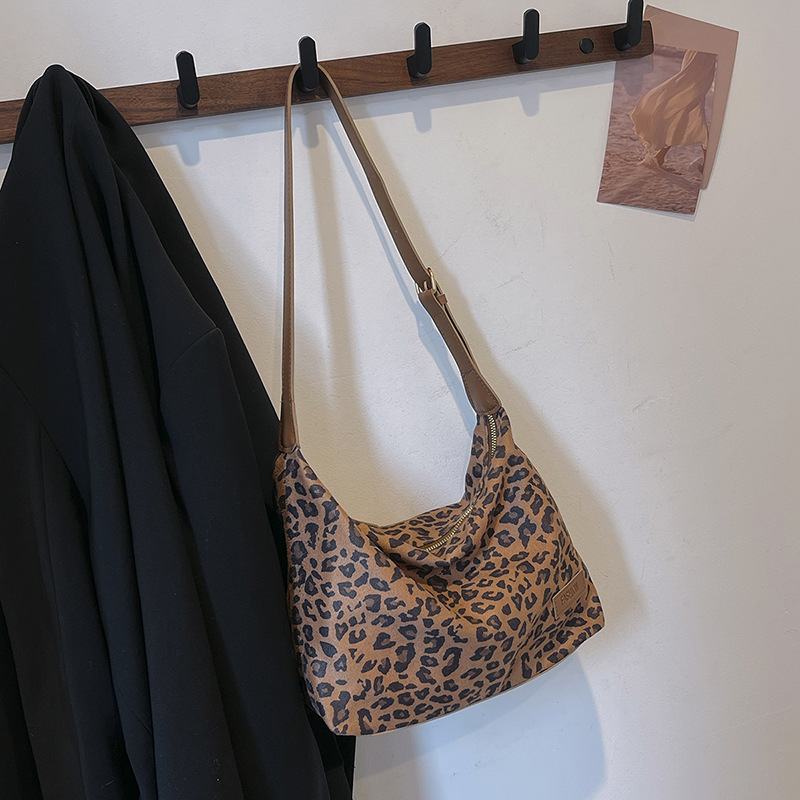 Bolsa de mujer retro de alto nivel esmaltado con patrón de leopardo de alto valor, bolsa de viaje inclinada, bolso de hombro bajo la braza del viento.