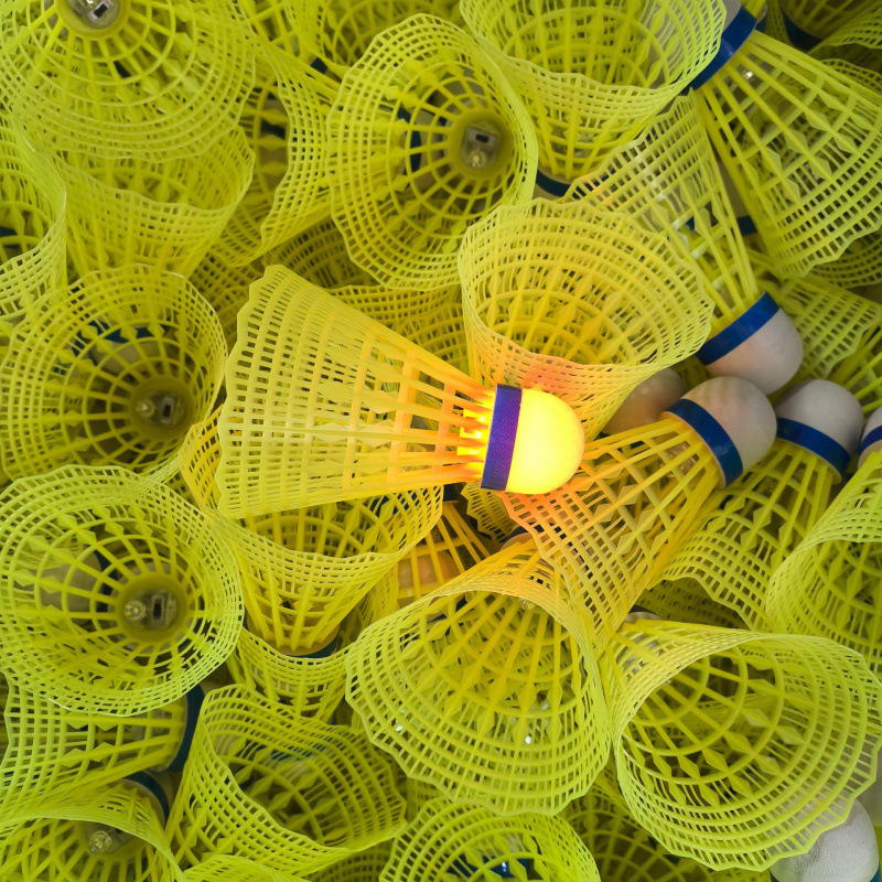 発光バドミントンのばら積4個のバケツ入りナイロン発光バドミントンボールは、ランプ付きプラスチックナイロンボールが腐っていない|undefined