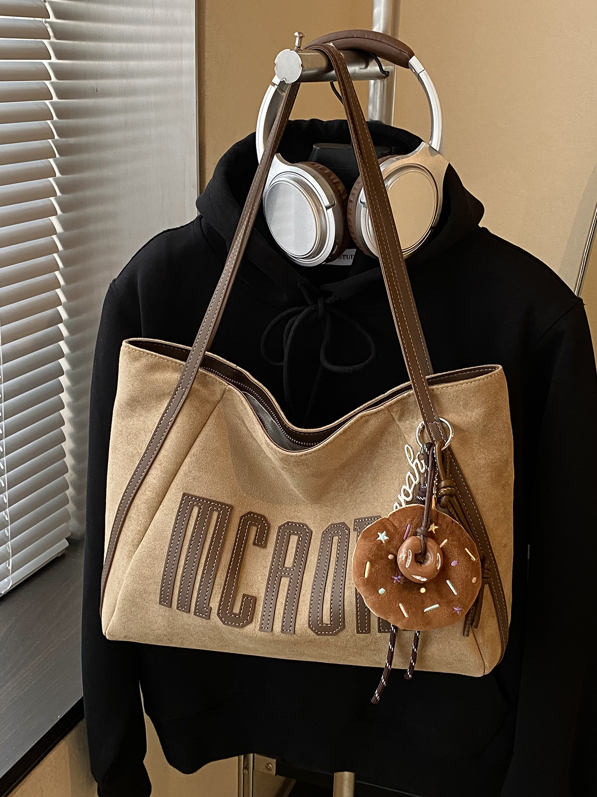 Casual de gran capacidad retro bolsas de seda de peluche mujeres 2025 nuevo estilo de transporte universal bolsas de hombro bolsas de estudiantes universitarios