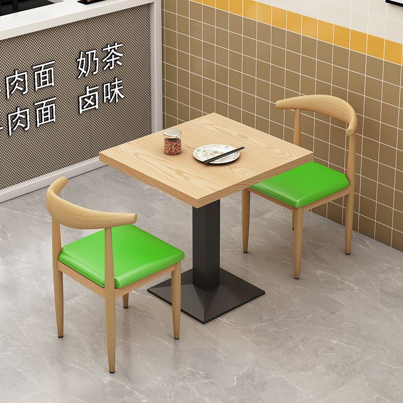 나무 색상의 테이블 1개와 의자 2개 - 과일 녹색 가죽