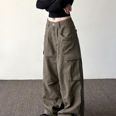 アメリカのレトロな多ポケットのデザイン感があります。