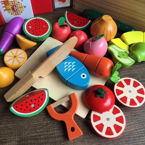 Children's gift wooden magnetic fruit and vegetable cut and watch 3456 year old little boy and girl pretending to be a kitchen toy