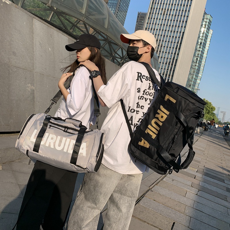 Capacious travel bag