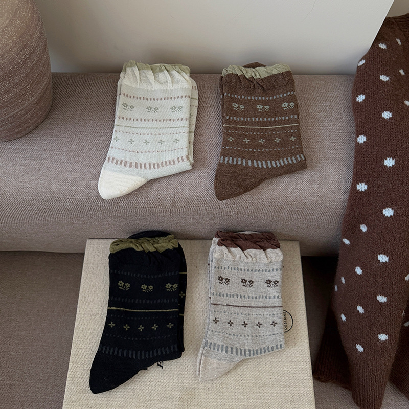 Xiangqu Island Fair Isle style women's mid-calf socks, spring and autumn cotton socks, trendy Korean and Japanese style, small floral white Xiangqu Island Fair Isle style women's mid-calf socks, spring and autumn cotton socks, trendy Korean and Japanese style, small floral white