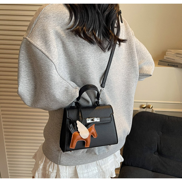The Korean version of the hand-held small square bag for women in 2025, a new single-shoulder bag with a niche design, simple and versatile, trendy crossbody Kelly bag undefined