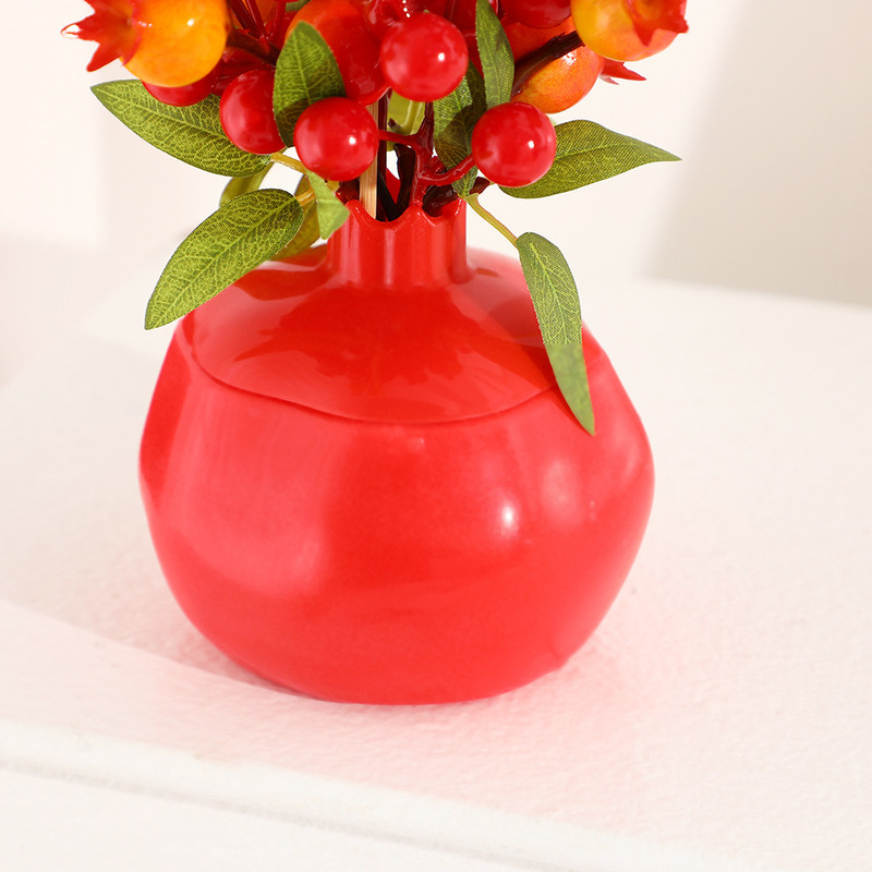 ザクロの装飾のプラスチックの花瓶をシミュレーションします。新年の家の装飾は金を出します。|undefined