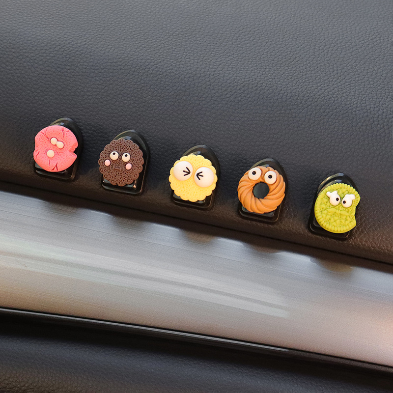 Gancho de automóvil lindo oso de carbón asiento de automóvil trasero enganche tipo pegado para automóvil interior pequeño gancho delantero