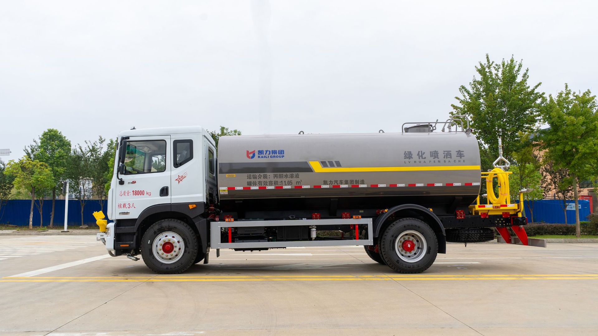 Dongfeng 15-Ton Sanitation Sprinkler Truck Direct from Manufacturer, 12-Ton Park and Scenic Area Greening Sprinkler Truck for Road Spraying and Dust Reduction