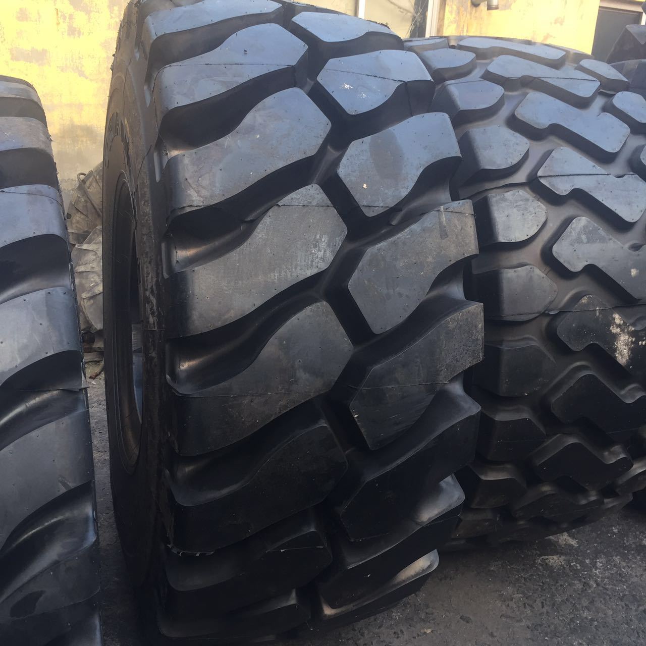 厂价直销 全钢丝工程机械轮胎35/65R33 L-5加深花纹