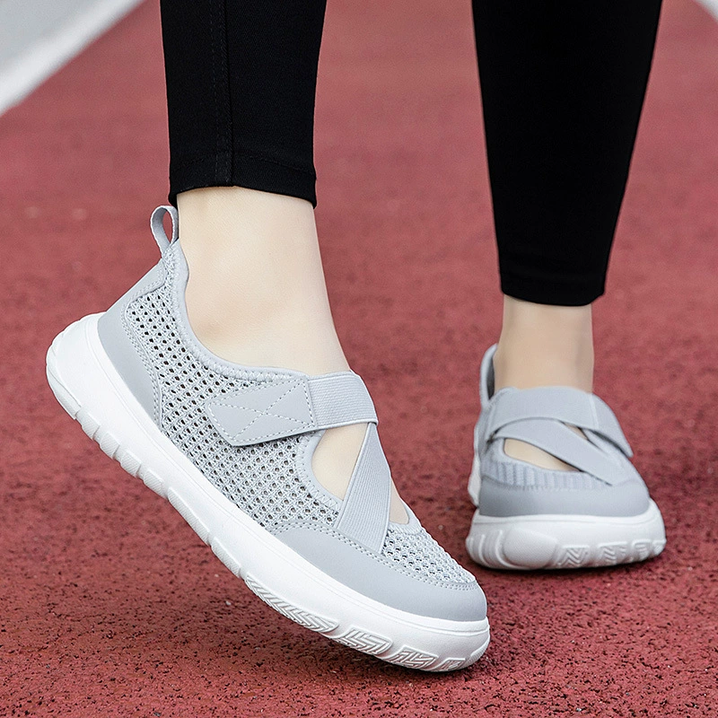 Обувь для пожилых женщин с широкими ногами, летние сандалии для мам, прогулочная обувь для среднего и пожилого возраста, нескользящая тканевая обувь на мягкой подошве, танцевальные туфли с квадратным носком.