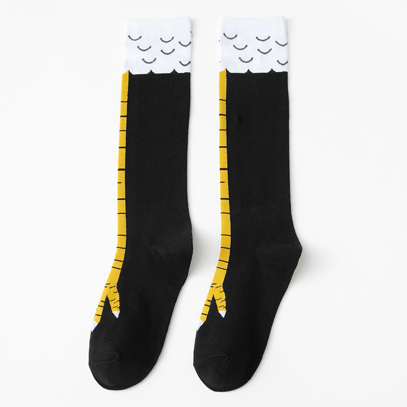 검정색과 노란색 송아지 양말