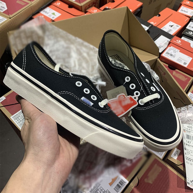 High-End Version of Vans' New Green and Red Solid Color Unisex Sneakers, Era Low-Top Versatile Couple's Canvas Shoes