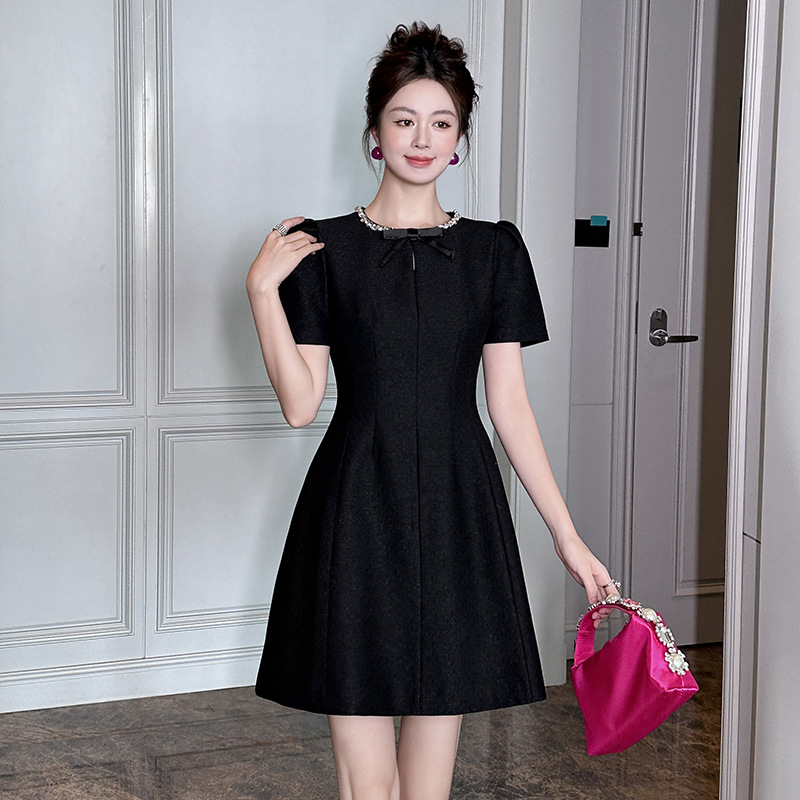 Đầm chữ A eo thon kiểu Hepburn Pháp tay ngắn cổ tròn nơ đen — Màu đen