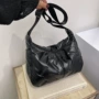 大容量斜挎时尚百搭休闲饺子包