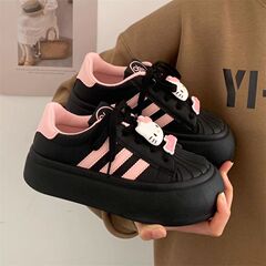 見栄えの良い女の子のロートップ黒スニーカー 2025 新しいホットスタイル厚底スポーツとレジャー多用途の女性用白い靴