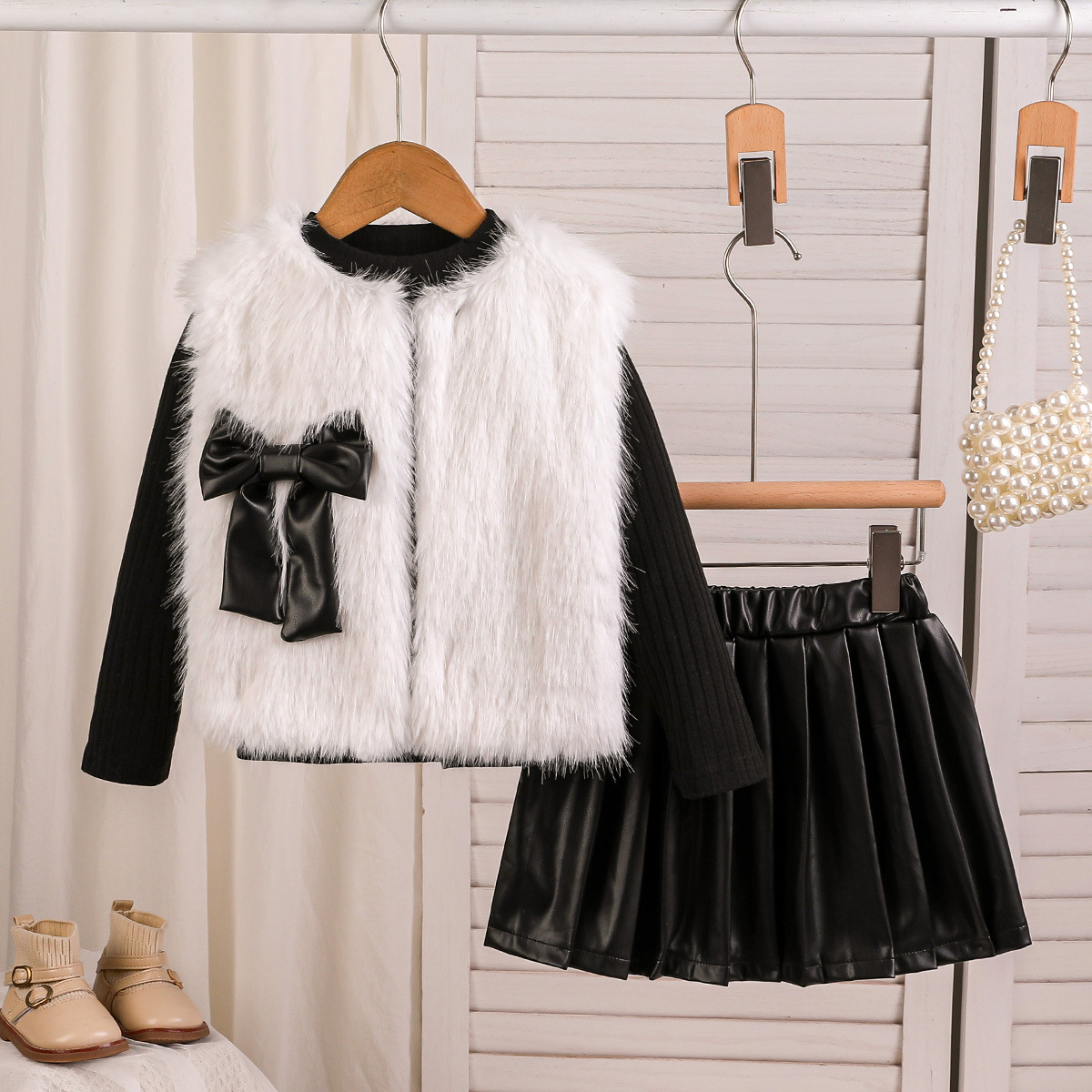 ファッショナブルな豪華な小さなベストと長袖ラウンドネックトップ + PU レザープリーツスカート女の子のための 3 点セットソースファクトリー