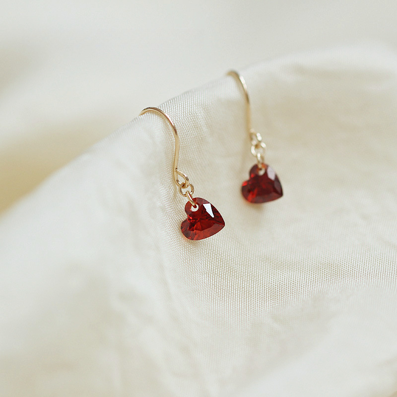 S925 plata esterlina 14K oro granada vino rojo amor gancho de orejas pequeño corazón rojo zirconia estilo mini orejas mujeres