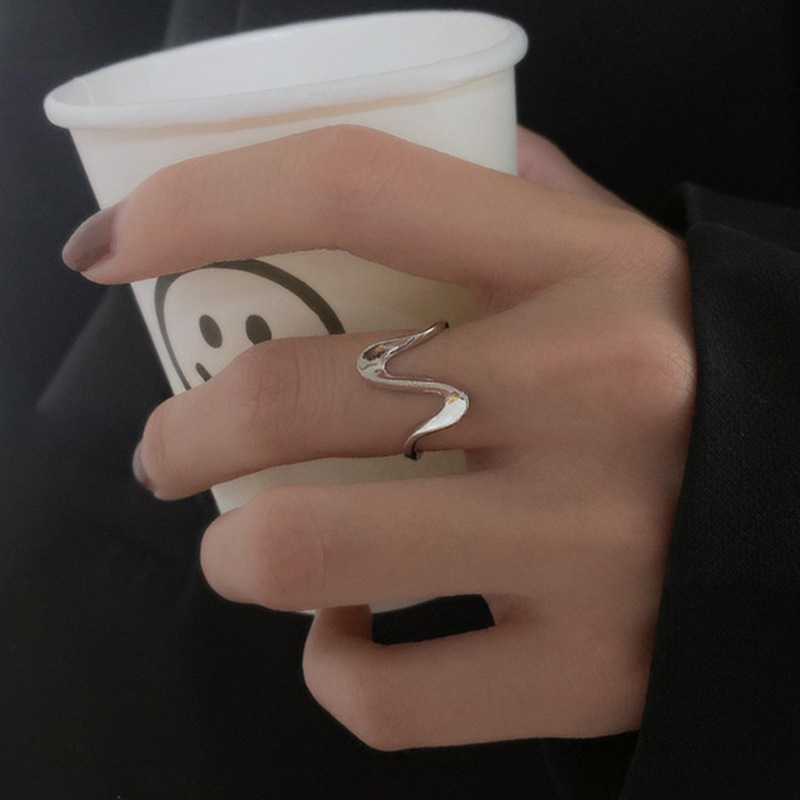 Anello in metallo stile minimalista con dito indice aperto e regolabile Mobius Twisted French Wave_voghion.com