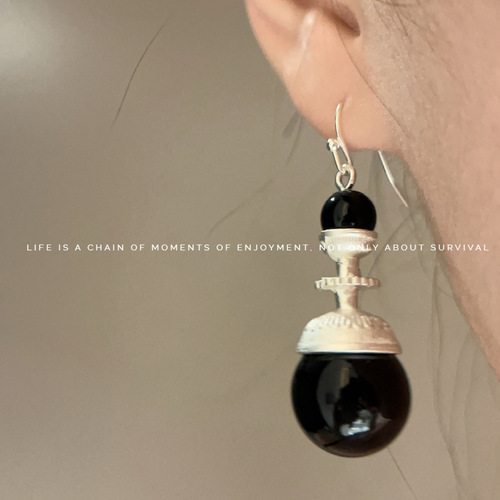 Designer Minority Ethnic Style Retro Black and White Contrast Stitched Black Pearl Earrings for Women, with a Refined and Elegant High-End Aura