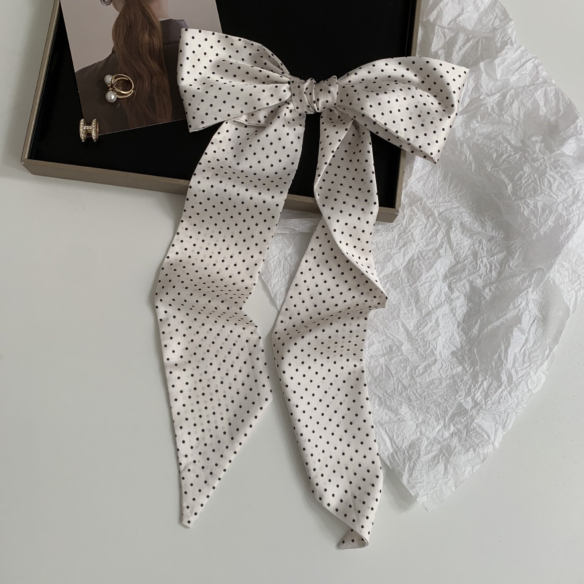 Versión coreana de la bufanda de seda de imitación con lunares decorativos de todo fósforo