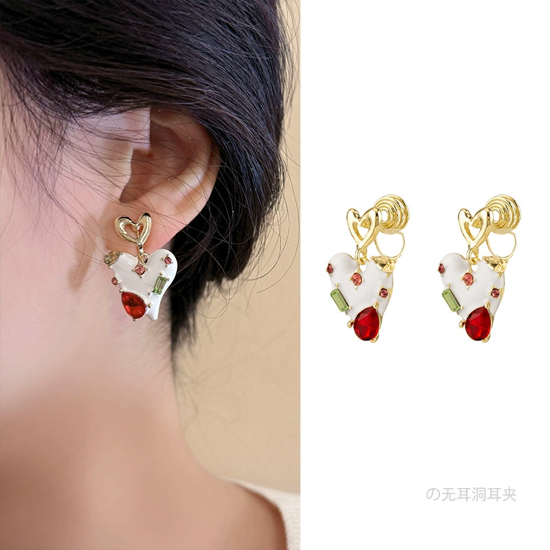 Изя́щные белые серьги, москитная спираль, клипсы, стиль Chanel, французский стиль, яркий цепляющий стиль, высокий стиль, без проколов