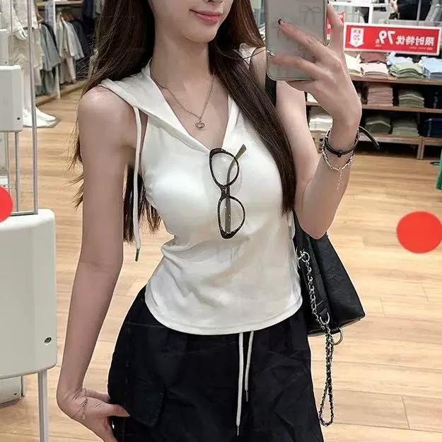 Горячая девушка с нагрудным ковриком с капюшоном