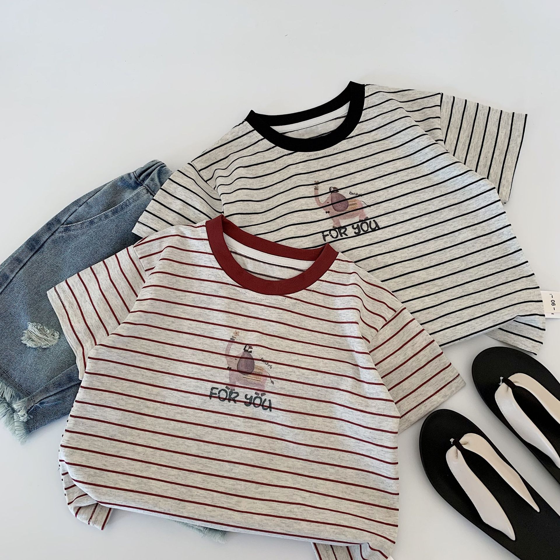 Camiseta a rayas de manga corta para niños Maibao 2025 verano nuevo estilo niño coreano verano niño niño medio manga superior al por mayor