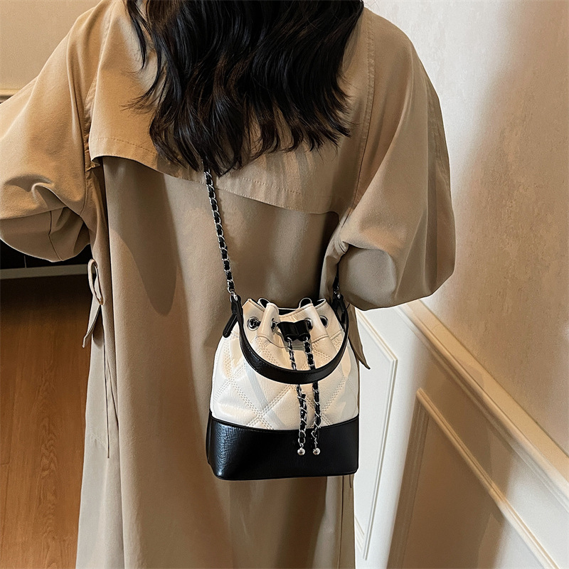 Bolso de diseño coreano de nicho para mujeres 2025, nuevo bolso de hombro de alta calidad, bolso de cubo de agua de cadena de diamante