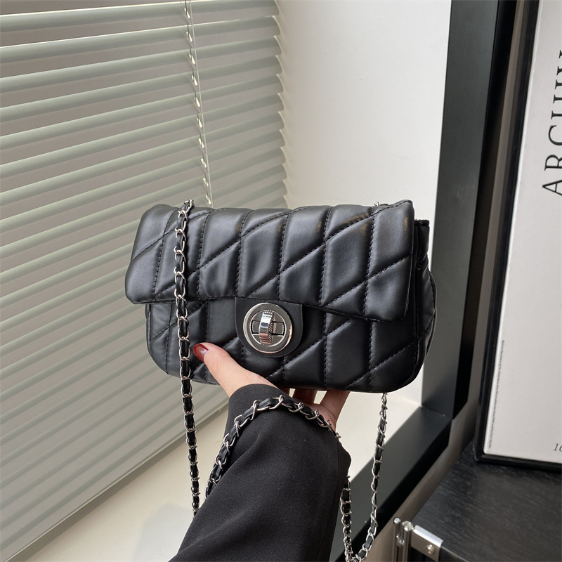2025 Bolsos pequeños populares de este año, nuevos bolsos de mensajero de cadena, primavera de moda, nuevos bolsos cuadrados pequeños de un solo hombro, marea