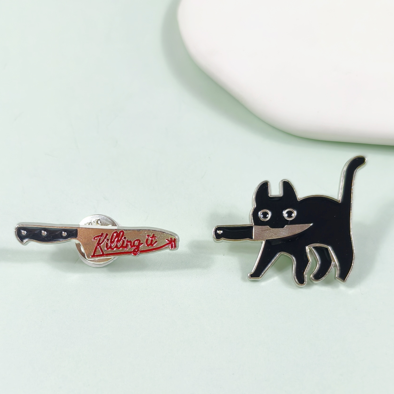 Personalidad, divertido, cuchillo, gato, insignia de metal, cuchillo, letras en inglés, decoraciones creativas, broche de ropa de aceite de goteo de aleación