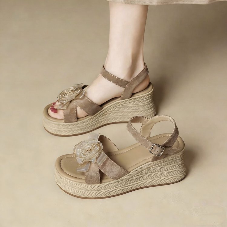 Sandalias de tacón de cama para mujeres 2026 verano nuevas sandalias casuales romanas con falda floral ligera zapatos de madre