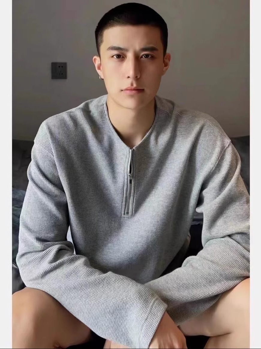 Atmospheric long-sleeve with zipper