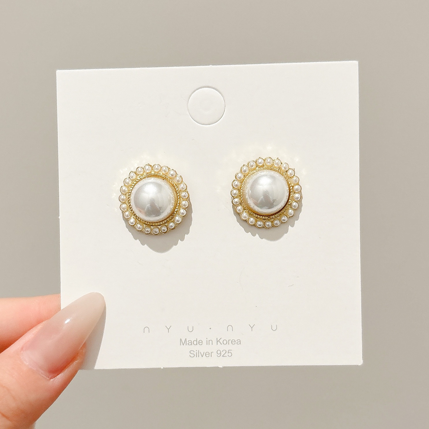 Pendientes de aro lisos para mujer, lujo ligero, pendientes de alta gama, pendientes populares, aretes de diseño exclusivo, aretes de otoño e invierno al por mayor