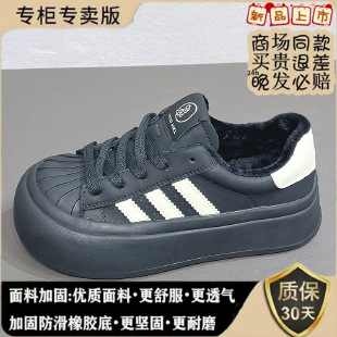 Zapatillas deportivas negras con puntera de goma para mujer, estilo nuevo otoño-invierno 2025, calzado deportivo casual de suela gruesa, zapatos de muñeca bonitos con alto valor estético.