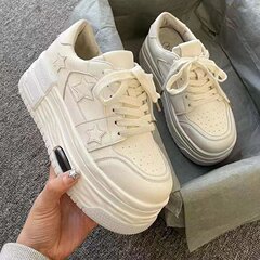 厚い底の白い靴の子供はやせています。